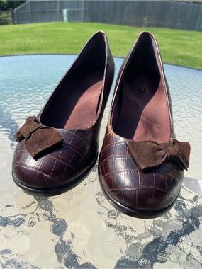 Vionic Dark Brown Croc-Embossed Bow Flats